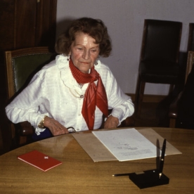 Barbara Frey beim Unterzeichnen des Erbvertrags mit dem Verein Käfer für Basel.